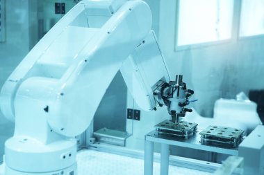 Endüstriyel üretim fabrikasında robotik makine aracı, Akıllı fabrika endüstrisi 4.0 konsepti.