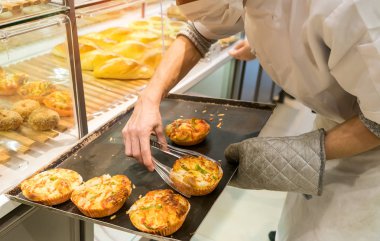 Taze pişmiş ekmek tutan Baker