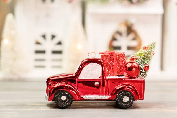 圣诞饰品和汽车玩具与树的礼物在木制的房子背景 圣诞快乐概念 — 图库照片