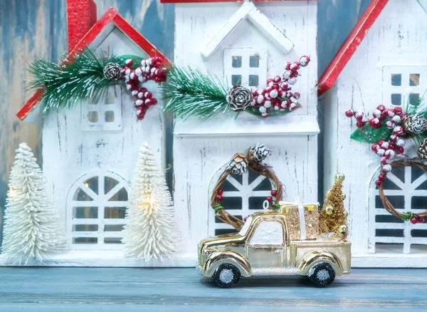 Enfeites Natal Brinquedo Carro Com Presentes Árvore Fundo Casa Madeira — Fotografia de Stock