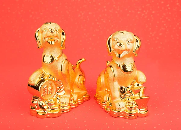 中国の旧正月の装飾 黄金の犬の像と金のインゴット 中国の書道翻訳 お金のための良い祝福 — ストック写真