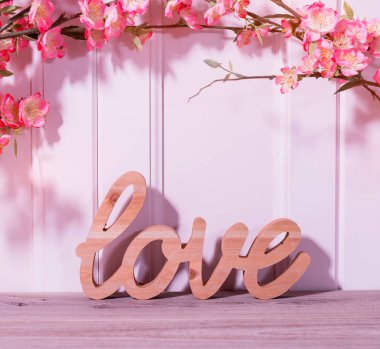Ahşap harfler, ahşap arka planda aşk kelimesi oluşturur.
