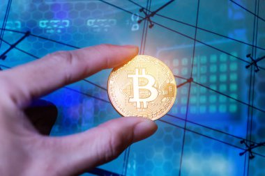 Altın Bitcoin, sikke sanal para tutan el.