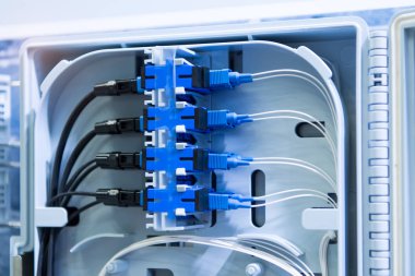 Veri merkezinde optik fiber bilgi teknolojisi ekipmanları