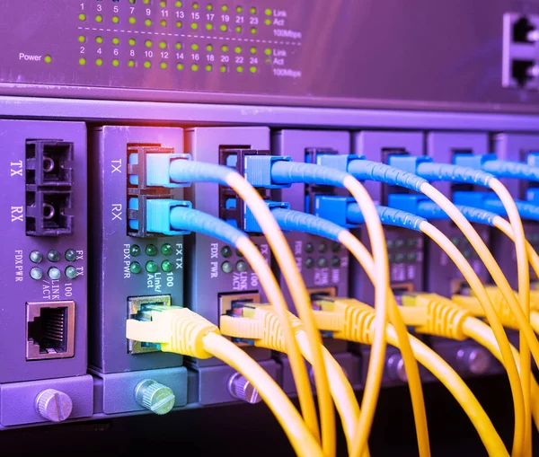 Optikai Portokhoz Utp Hez Csatlakoztatott Optikai Kábelek Ethernet Portokhoz Csatlakoztatott — Stock Fotó