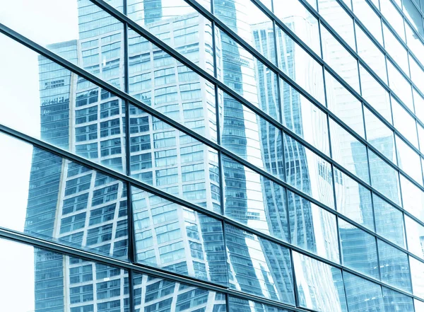 スチール ブルー ガラス高層ビル高層ビル 成功した産業アーキテクチャのビジネス コンセプト — ストック写真