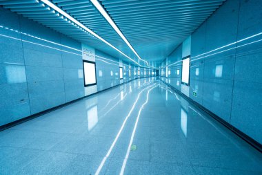 boş panoda yeraltı geçidi