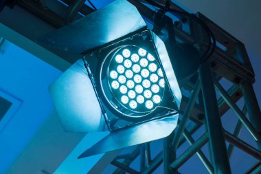 Alışveriş merkezinin çatısında LED ışığı