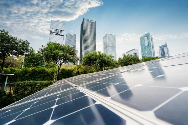 Planta Paneles Solares Con Monumentos Paisajísticos Urbanos Concepto Energía Ecológica —  Fotos de Stock