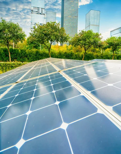 Planta Paneles Solares Con Monumentos Paisajísticos Urbanos Concepto Energía Ecológica —  Fotos de Stock