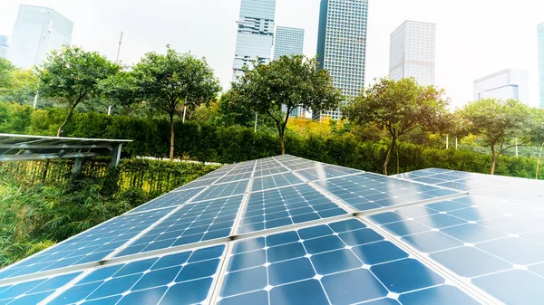 Planta Paneles Solares Con Monumentos Paisajísticos Urbanos Concepto Energía Ecológica —  Fotos de Stock