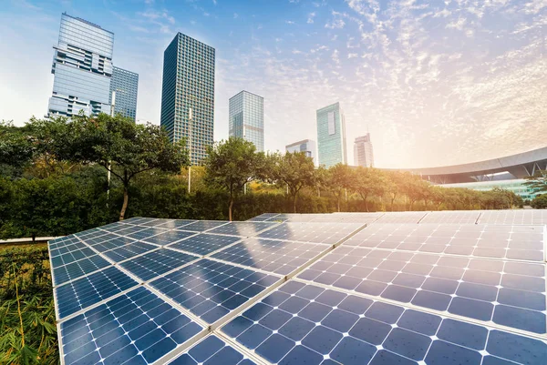 Planta Paneles Solares Con Monumentos Paisajísticos Urbanos Concepto Energía Ecológica —  Fotos de Stock