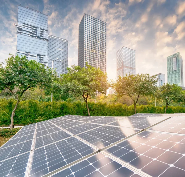 Planta Paneles Solares Con Monumentos Paisajísticos Urbanos Concepto Energía Ecológica —  Fotos de Stock