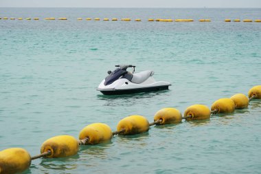 Yüzen motorlu tekne sığ sahilde