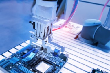 Robotik ve otomasyon sistem denetim uygulamasında robot kol otomatikleştirmek