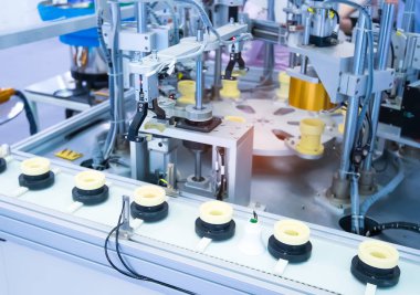 Endüstriyel enerji tasarruf lambası fabrikasındaki yapay zeka makinesi