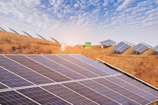 太阳能现代发电技术可再生能源概念 — 图库照片
