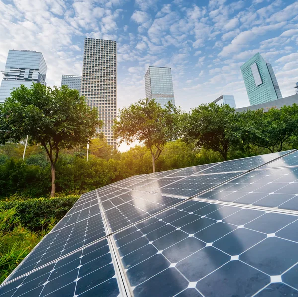 Ekologisk Energi Förnybar Solpanel Anläggning Med Stadslandskap Landmärken — Stockfoto