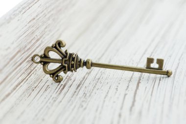 bir anahtar şeklinde bronz kolye.