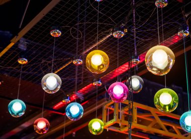 Koyu bir arkaplanda renkli parlak lambalar