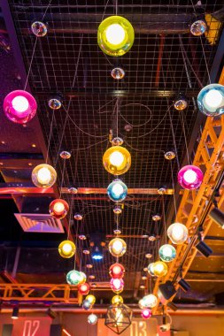 Koyu bir arkaplanda renkli parlak lambalar