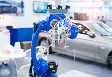 Özelleştirilmiş içeceklerin hazırlanması için ruhların robot kolu