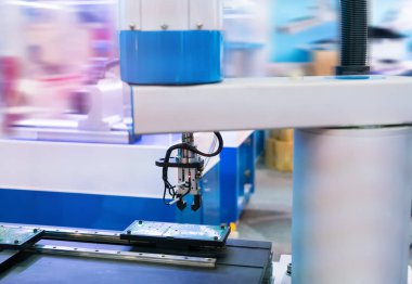 endüstriyel üretim tesisi, akıllı fabrika sanayi 4.0 konsept robot makine aleti.