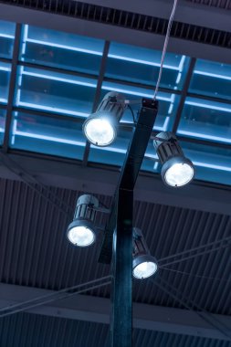 Tiyatro sahnesinde sahne ışıkları