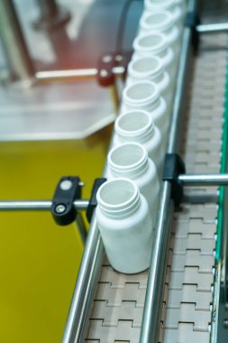 Eczane fabrikasında ilaç paketleme üretim hattı taşıyıcısı..