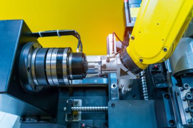 Endüstriyel 4.0 üretim süreci için modern fabrikada metal oluşum süreci robotu.