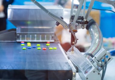 üretim fabrikasında konveyörlü vakum emiciler ile robot, Akıllı fabrika sanayi 4.0 kavramı
