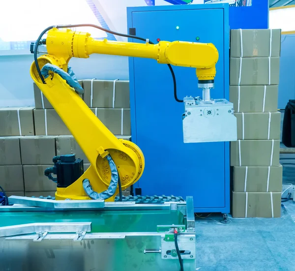 endüstriyel üretim tesisi, akıllı fabrika sanayi 4.0 konsept robot makine aleti.