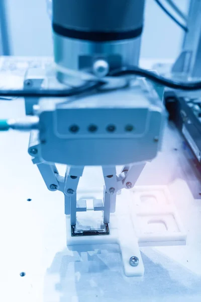 Roboterarm Installiert Computerchip — Stockfoto
