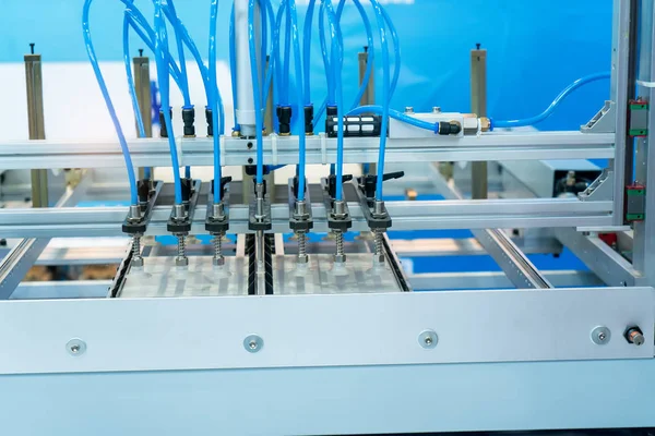 Endüstriyel 4.0 üretim süreci için modern fabrikada metal oluşum süreci robotu.