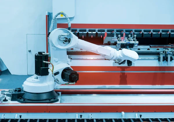 Робот Процесса Формования Металла Современном Заводе Промышленного Процесса — стоковое фото