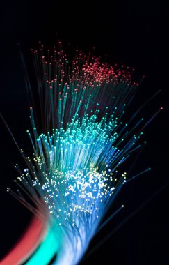 Çok hızlı internet iletişimi için fiber optik ağ kablosu, bilgiyi yüksek hızda hareket ettiren ince ışık iplikleri.