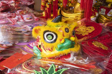 Çin geleneksel dans aslan Yeni Yıl için asılı, kaligrafi çeviri:para için iyi korusun