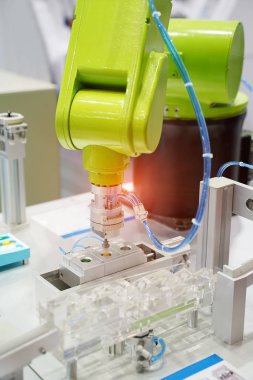 Endüstriyel üretim fabrikasında otomatik makine aracı, Akıllı fabrika endüstrisi 4.0 konsepti.          