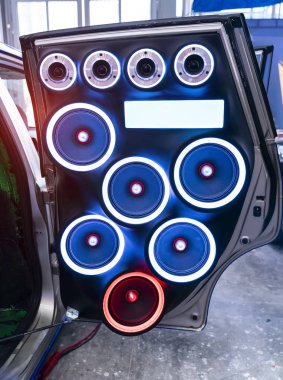 Müzik setinin renkli ışıkları ve arabadaki hoparlörler 