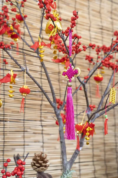中国の新年の挨拶のための幸運結び目 中国の文字は新年のための良い祝福を意味します — ストック写真