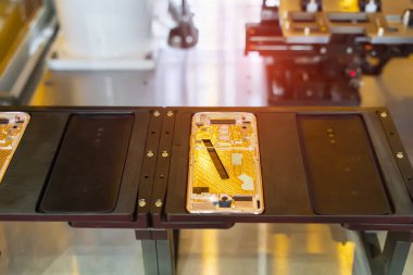 telefon fabrikasında çalışan istihbarat makinesi