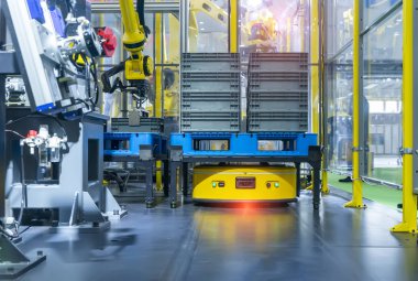 Depo robotu fabrikada karton kutu montajı yapıyor.