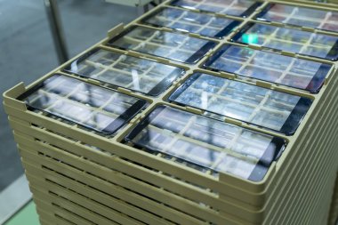 Robotik ekran koruyucu film veya imalat telefon fabrikasında cam kaplama