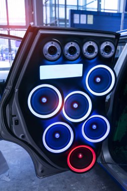 Müzik setinin renkli ışıkları ve arabadaki hoparlörler  
