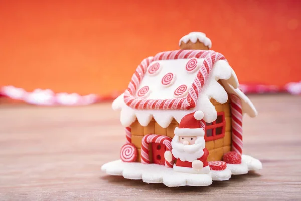 圣诞装饰 红色背景的姜饼屋 — 图库照片