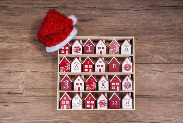 Handmade Wooden Perpetual Calendar Form House Christmas Hat — Stock Photo, Image