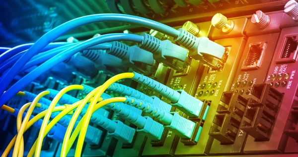 Fiber Optik Kablolar Optik Portlara Utp Bağlandı Ethernet Portlarına Bağlı — Stok fotoğraf