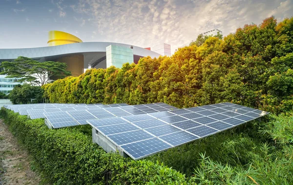Energia Ecológica Planta Painel Solar Renovável Com Marcos Paisagísticos Urbanos — Fotografia de Stock