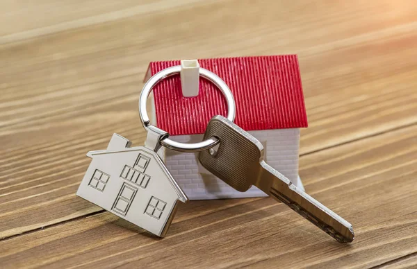 Přívěšek Klíče Symbolem Domu Klíči Dřevěném Pozadí Koncept Nemovitostí — Stock fotografie