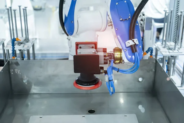 Üretim Hattında Cep Telefonu Parçası Parlatma Robot Kol — Stok fotoğraf